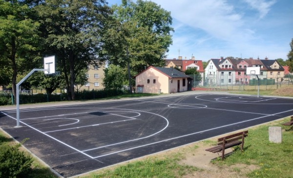 Basketbalové hřiště na Tyršově stadionu prošlo velkou obnovou. Návrh z participativního rozpočtu je hotový