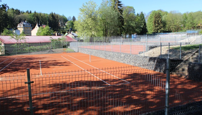 Oprava opěrných zdí a povrchů tenisových kurtů